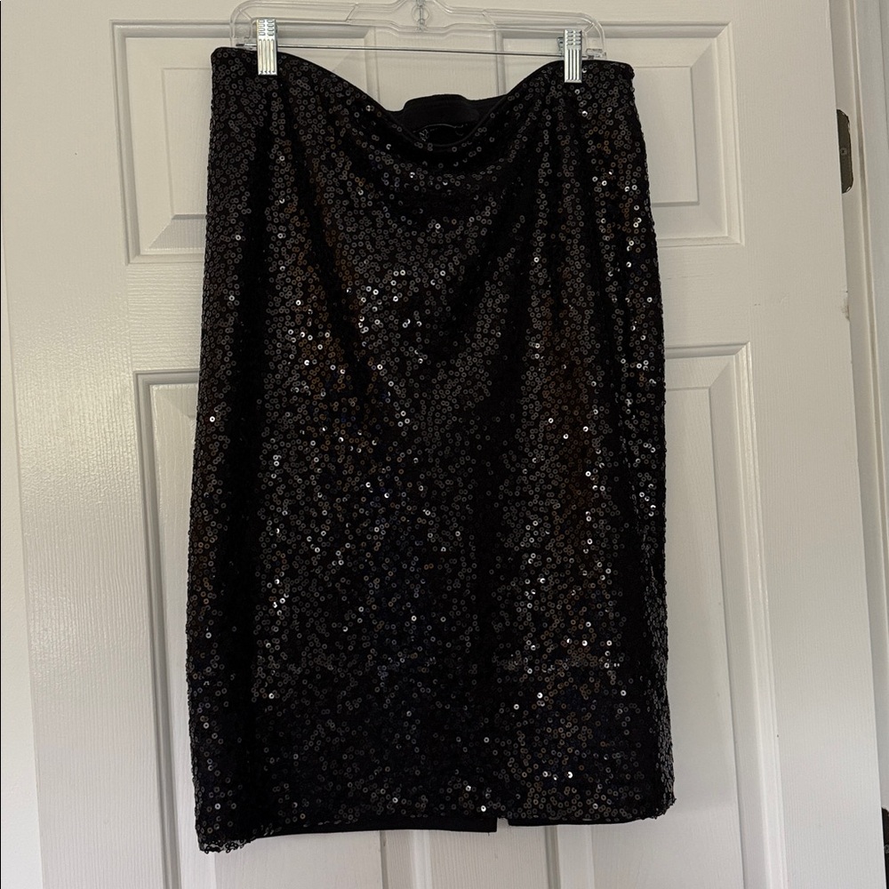 NEW YORK & COMPANY front sequin skirt knee length.